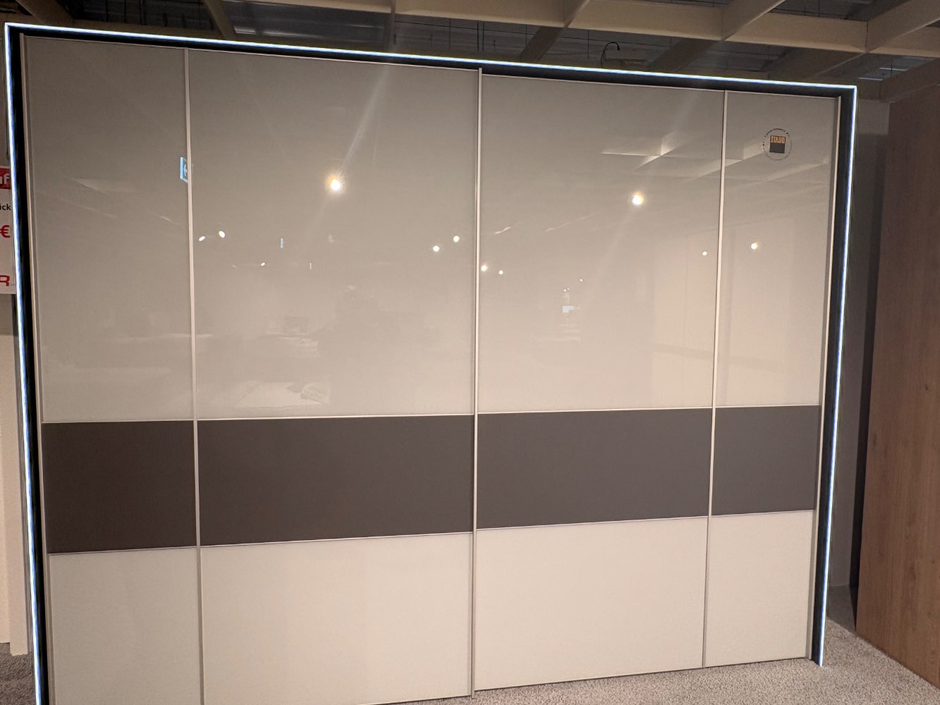 Schwebetürenschrank