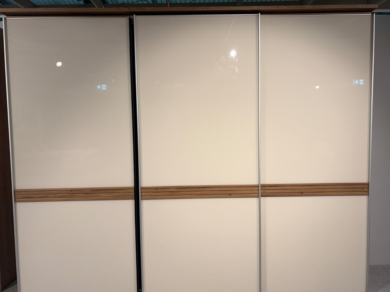 Schwebetürenschrank