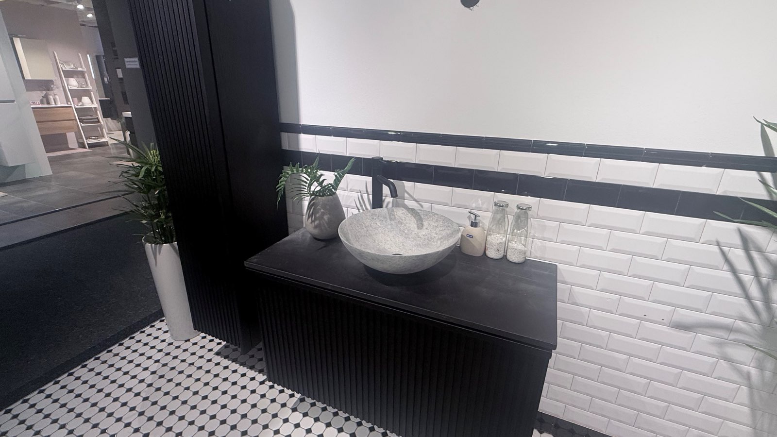 Badezimmerkombination mit Hochschrank