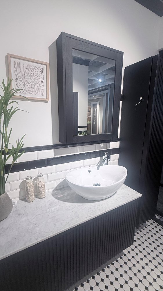 Badezimmerkombination inklusive Spiegelschrank und Hochschrank