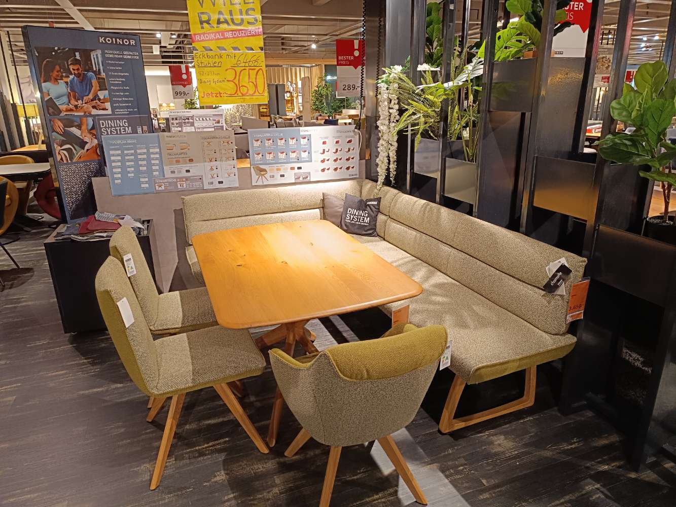 Eckbankgruppe mit Stühlen