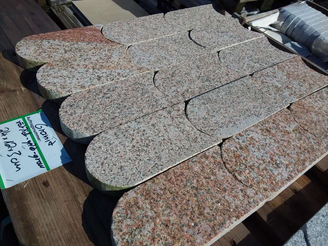 Rasenmähkante Granit 24x12x3 rötlich-gelb-grau Mähstein