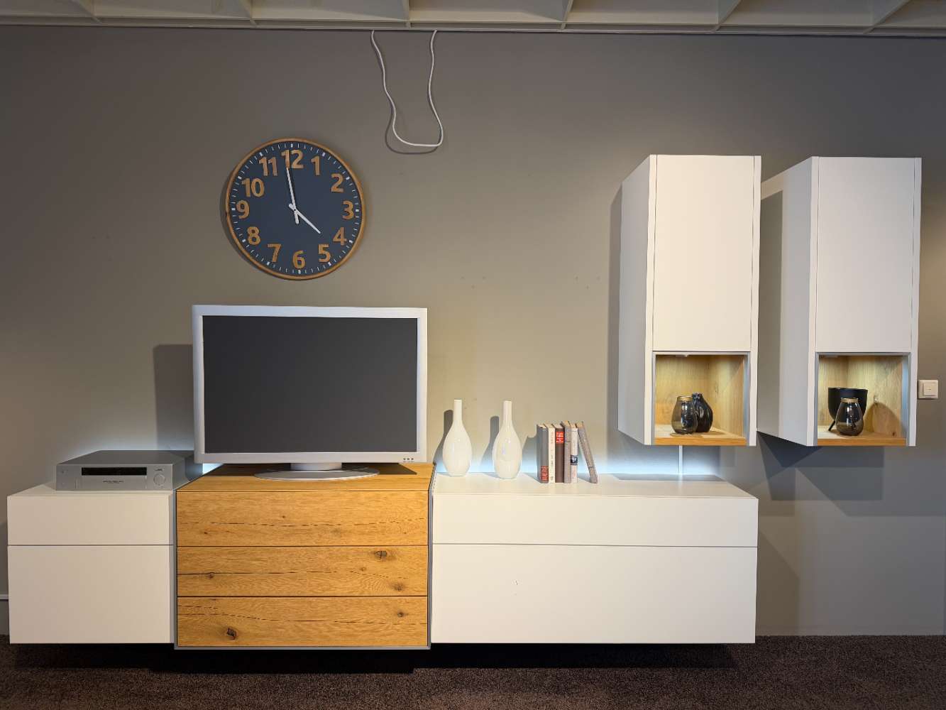 Wohnwand polarweiß mit Absetzungen in Wildeiche hell furniert