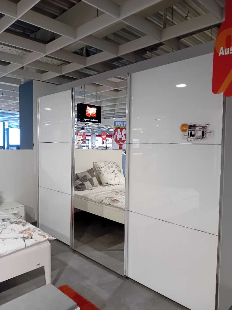 Schwebetürenschrank