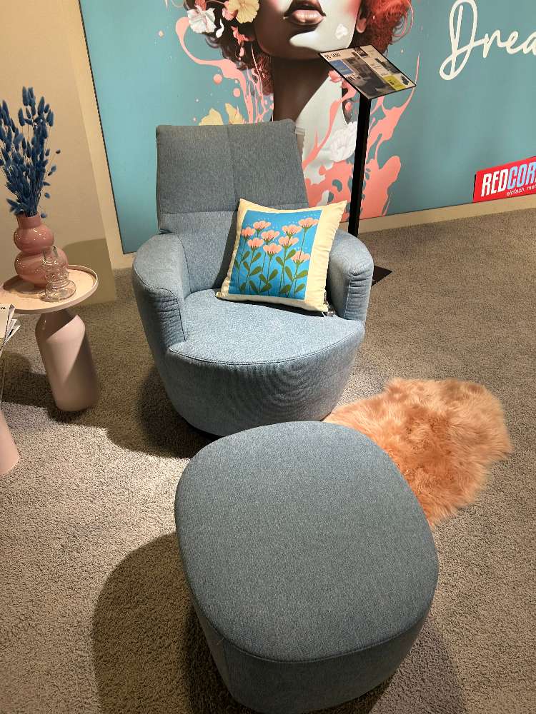 Einzelsessel mit Hocker