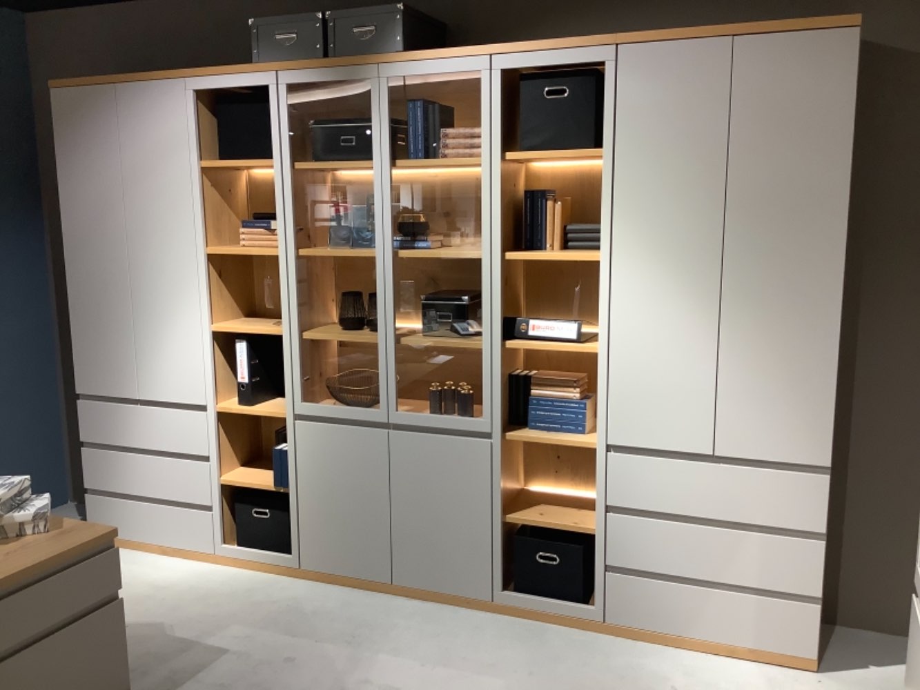 Schrankwand mit Beleuchtung