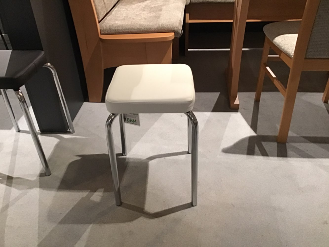 Kleiner Küchenhocker Kunstleder weiß,Gestell Chronfarbig