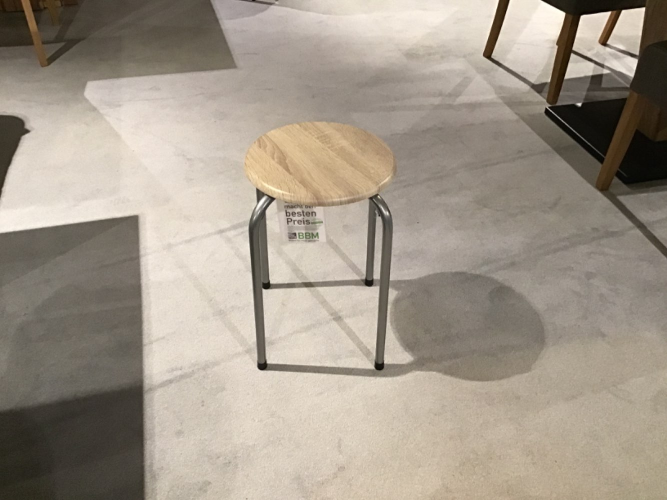 Kleiner Holzhocker Farbe Sonoma Eiche Gestell Alufarbig