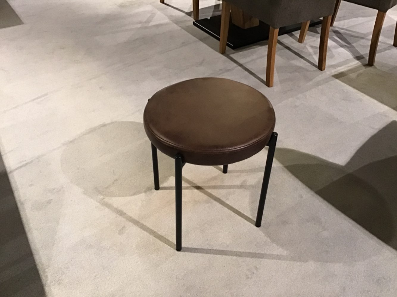 Hocker gepolstert Farbe braun Gestell schwarz