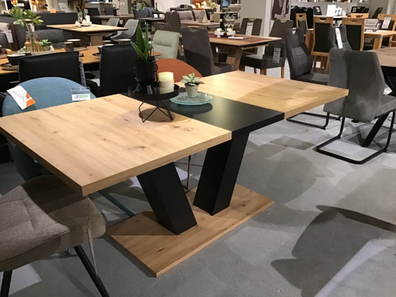 Esstisch ausziehbar Farbe Eiche/schwarz,Mass 140(180)x76x90cm