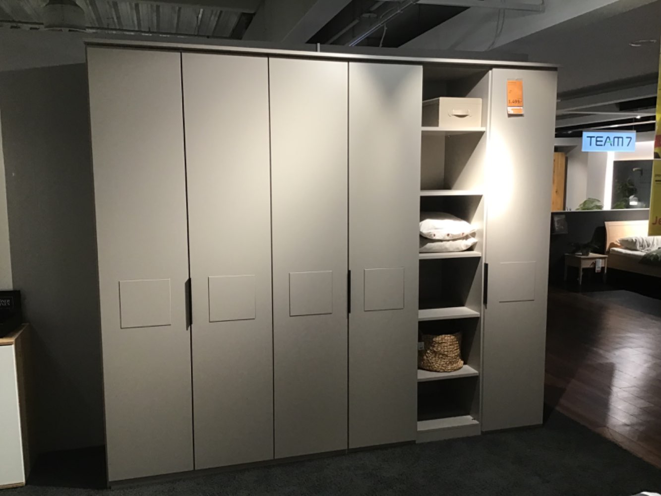 Drehtürenschrank Multiline