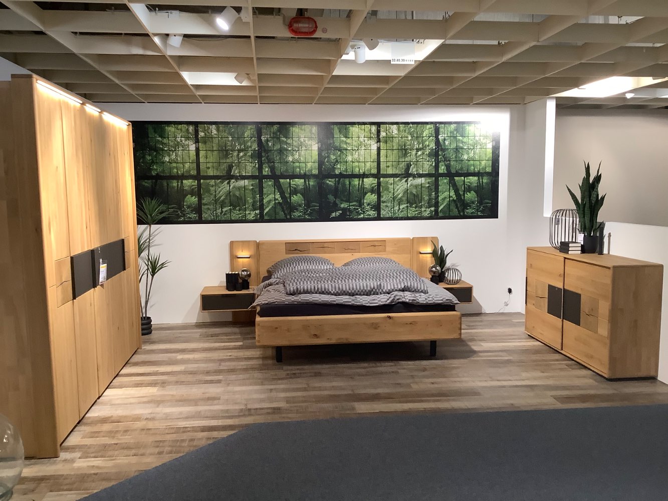 Schlafzimmer mit Kommode