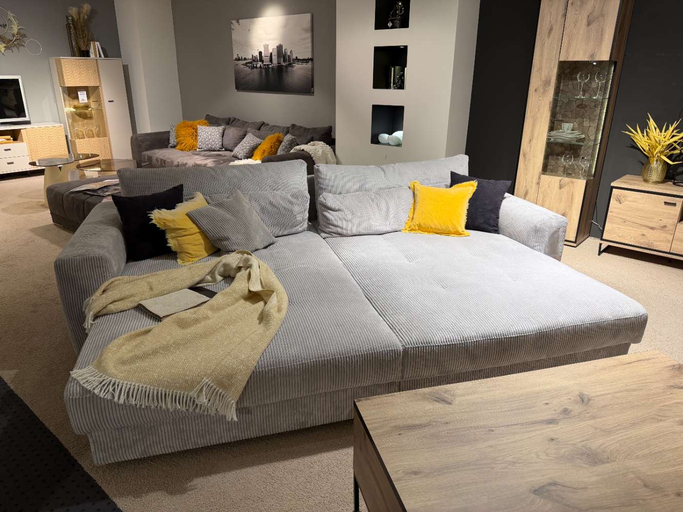 Megasofa Cord grau, ca. 292×194 cm.