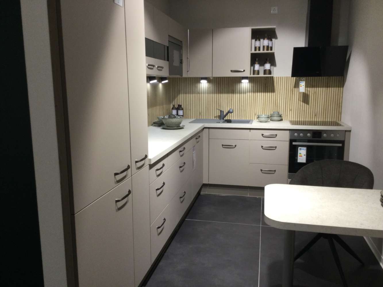 Impuls L-Küche  IP 3150 Cappucino matt mit AEG Geräten