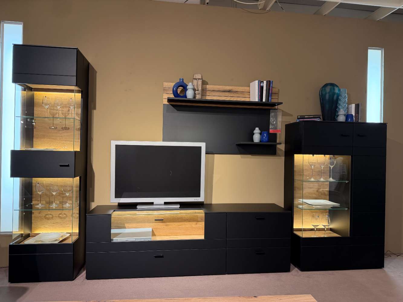 Wohnwand schwarz matt, ca. 336x195x43 cm