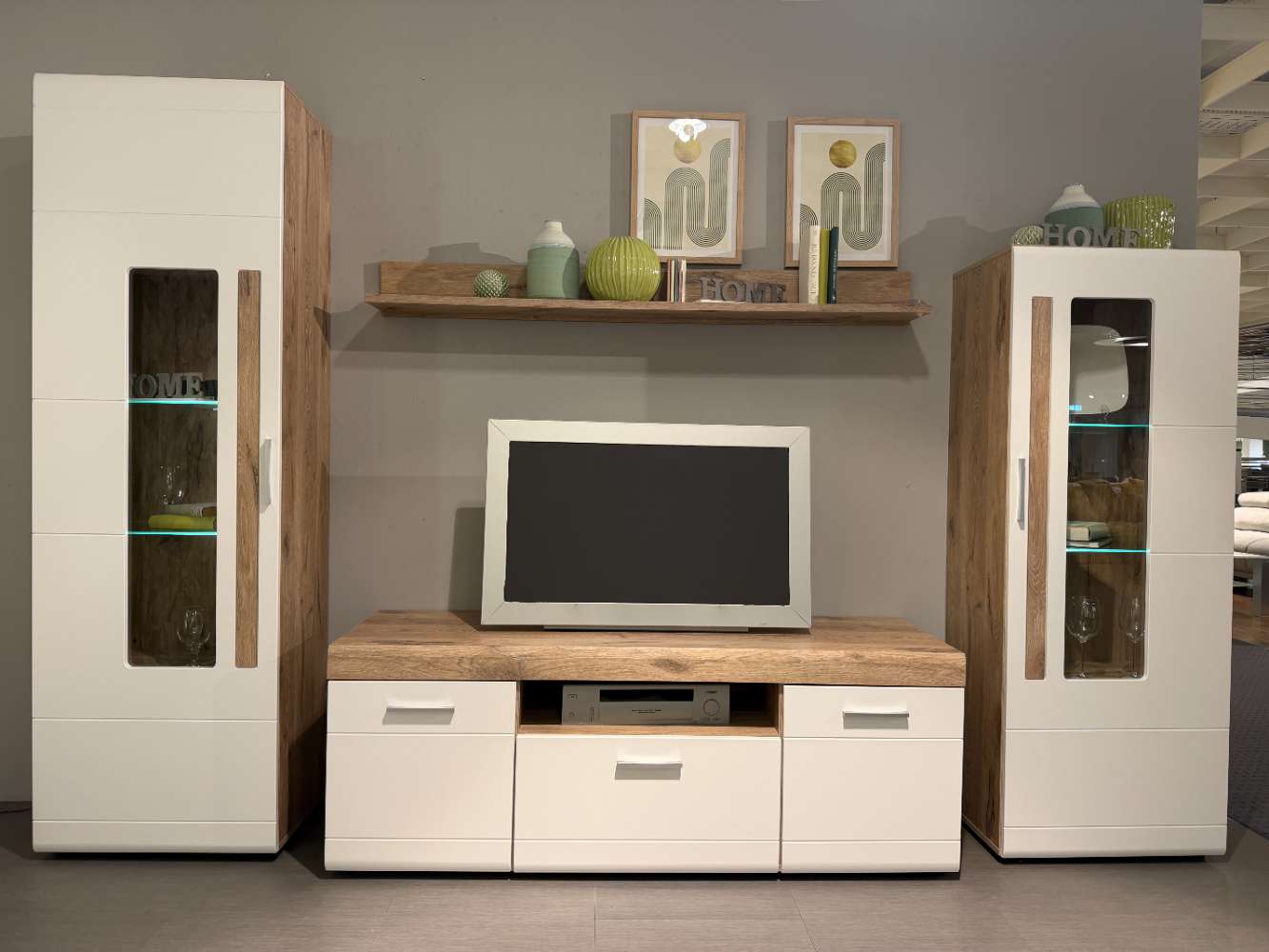 Wohnwand weiß mit Viking Oak, ca. 305x194x48 cm