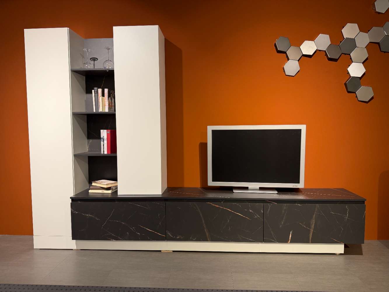 Wohnwand Alpinweiß mit Absetzungen Keramikoptik