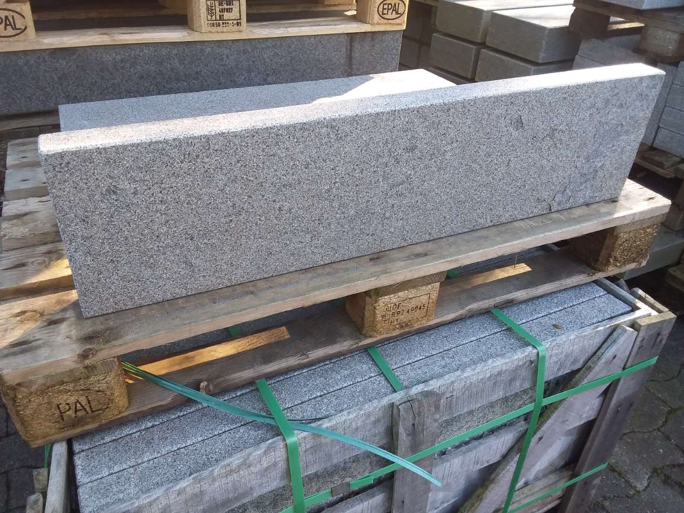 Granit Randsteine 6x25x100 anthrazit Bordsteine Naturstein