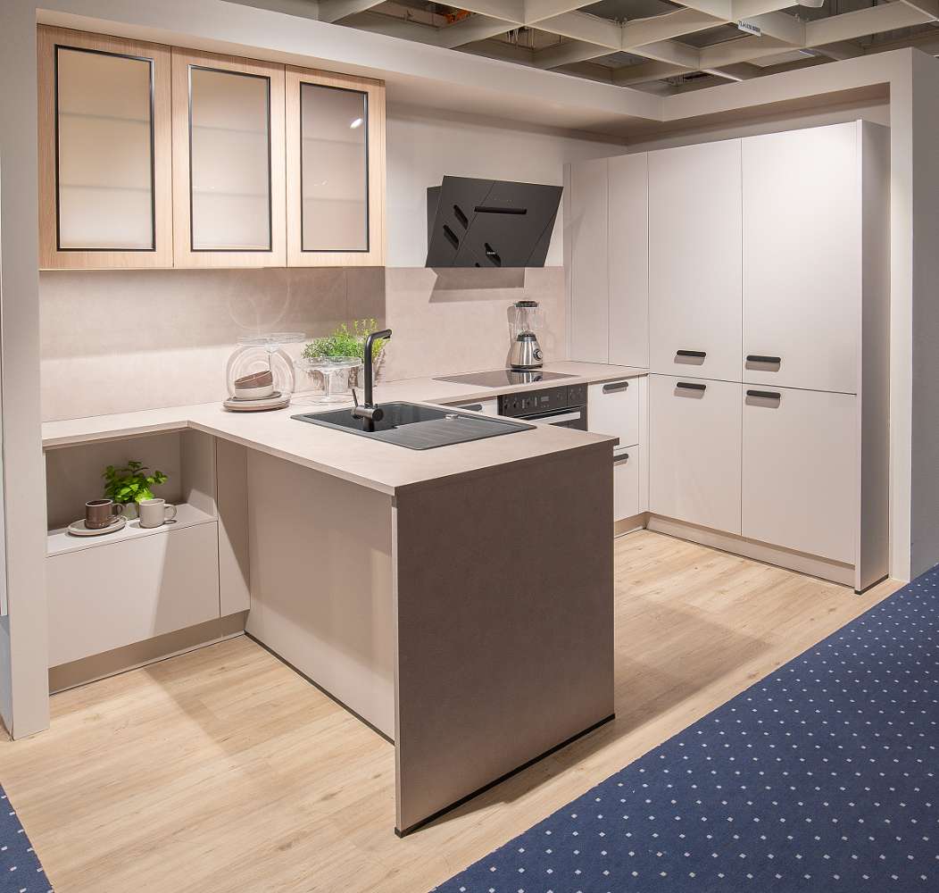 Moderne Design Küche in Sandgrau Matt & Miele Geräte