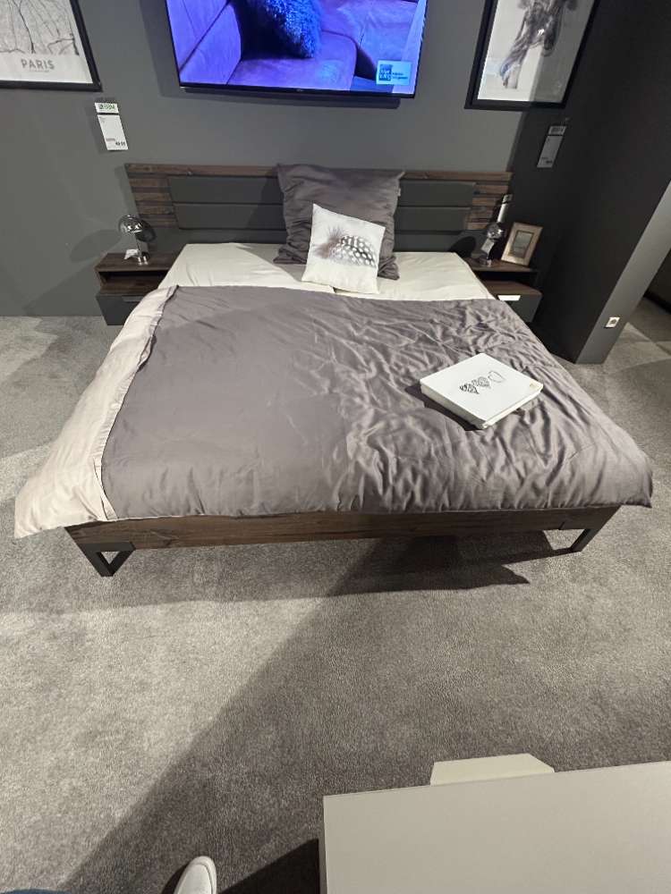 Bettanlage mit 2 x Nachtische, ohne Lattenrost und Matratzen