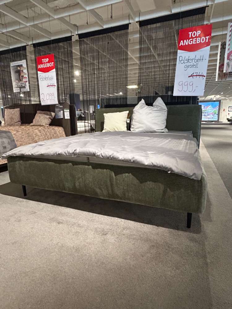 Polsterbettgestell in Grün, ohne Lattenrost und Matratzen