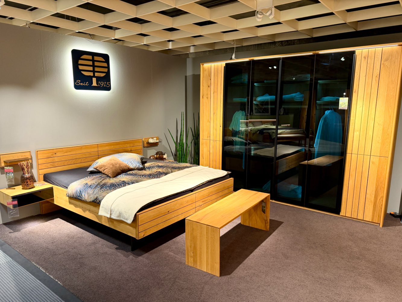 Schlafzimmer Asteiche massiv, mit Glastüren