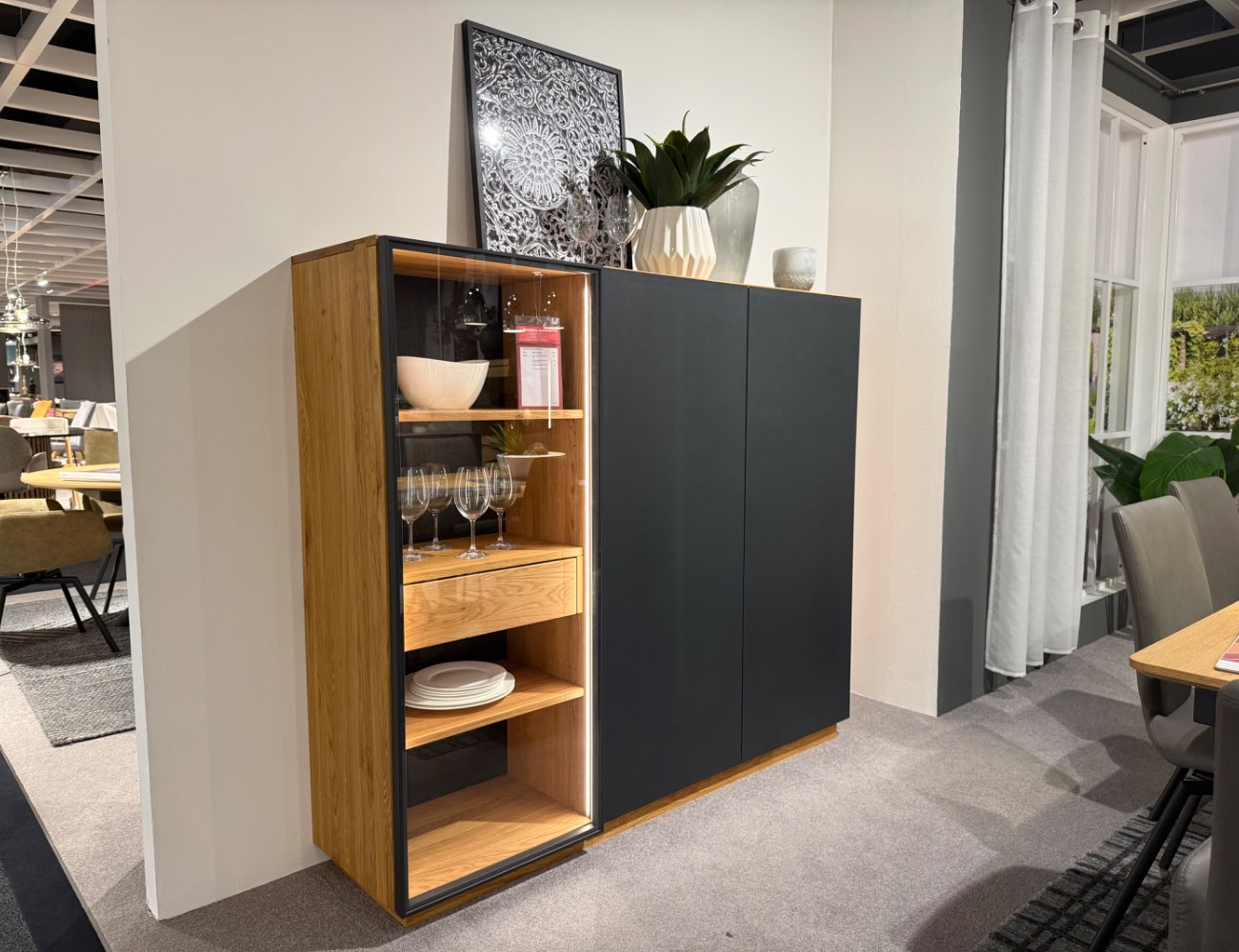 Highboard ca. 166 x 145 x 43 cm in rustikaler Asteiche