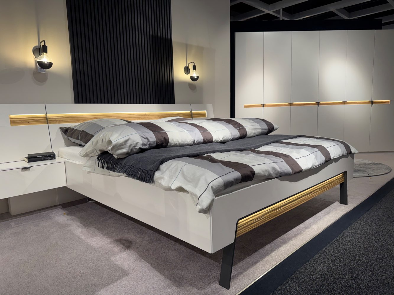 Schlafzimmer inkl. Bett, Kleiderschrank und Kommode