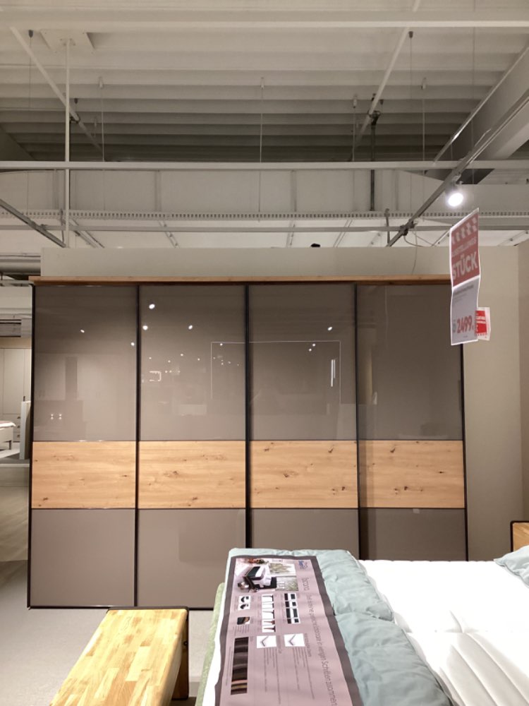 Schwebetürenschrank