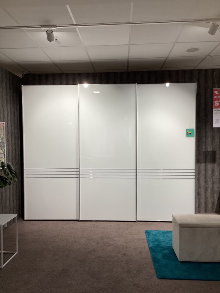 Schwebetürenschrank