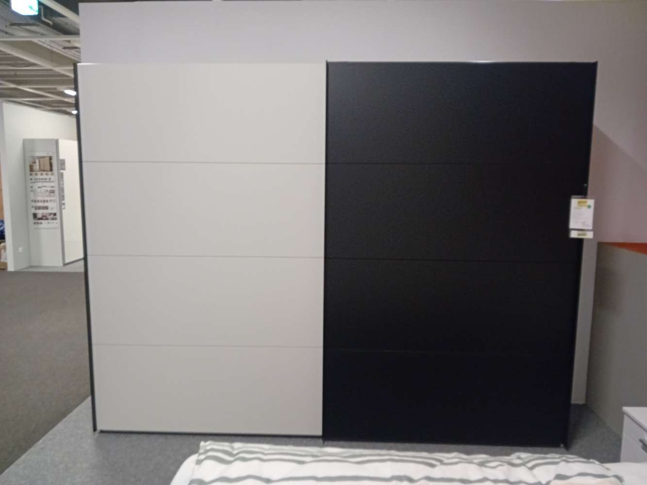 Schwebetürenschrank