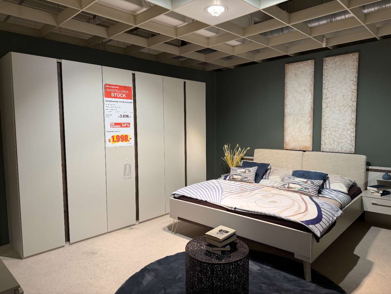 Schlafzimmer mit Kommode champagner