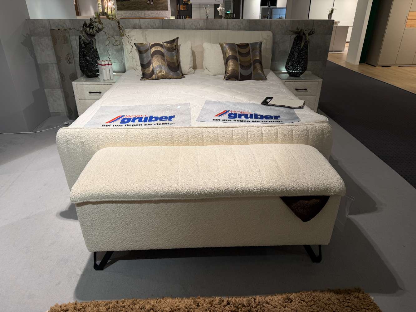 Polsterbett mit Truhe creme, Liegefläche ca. 180×200 cm