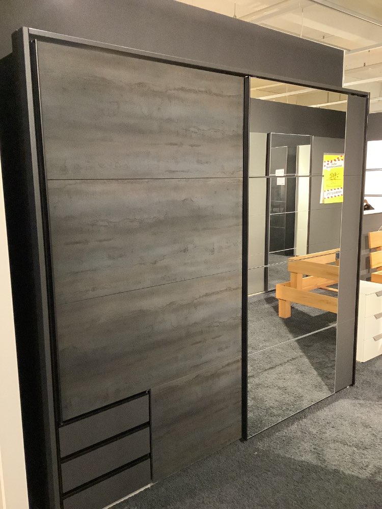 Schwebetürenschrank