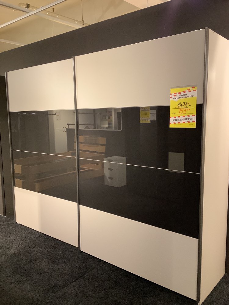 Schwebetürenschrank