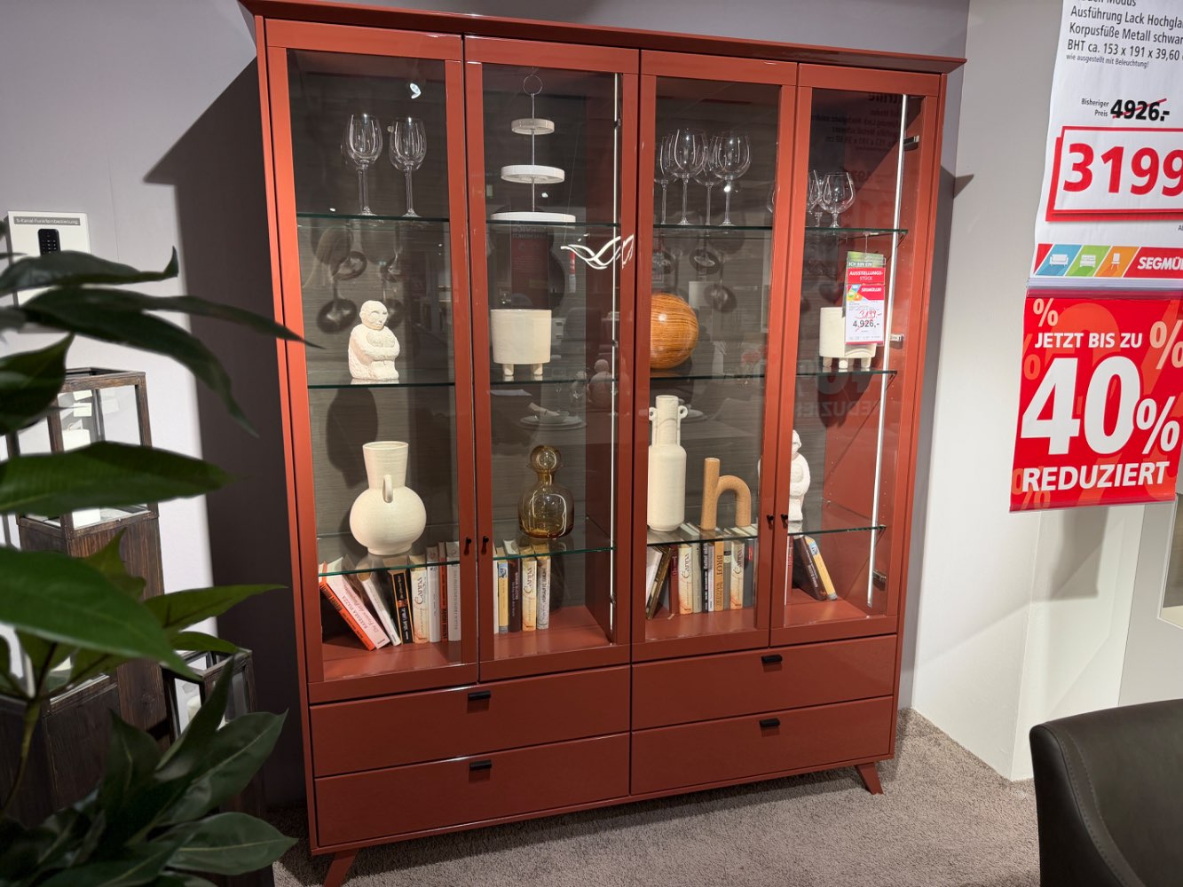 Vitrine ca. 153 x 191 x 39,6 cm in rot
