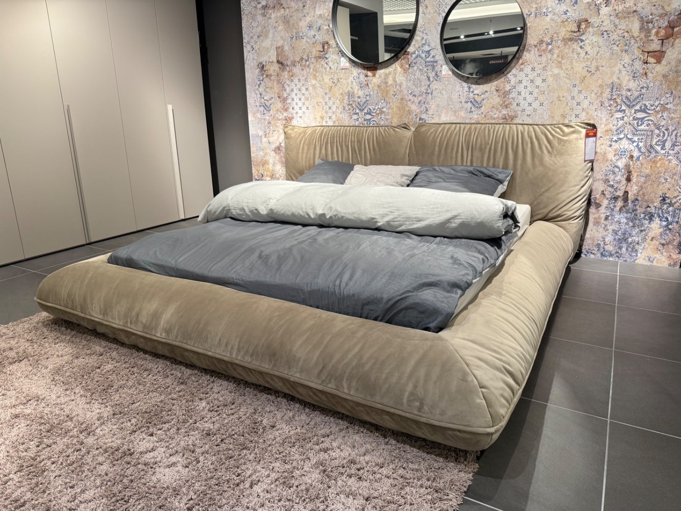 Polsterbett ca. 250 x 103 x 266 cm in Taupe
