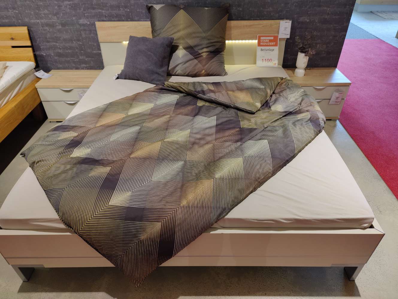 Bettanlage – STAUD – inkl. Beleuchtung – Doppelbett – Bett + 2x Nako – 180 x 200 cm – Ausstellungsstück