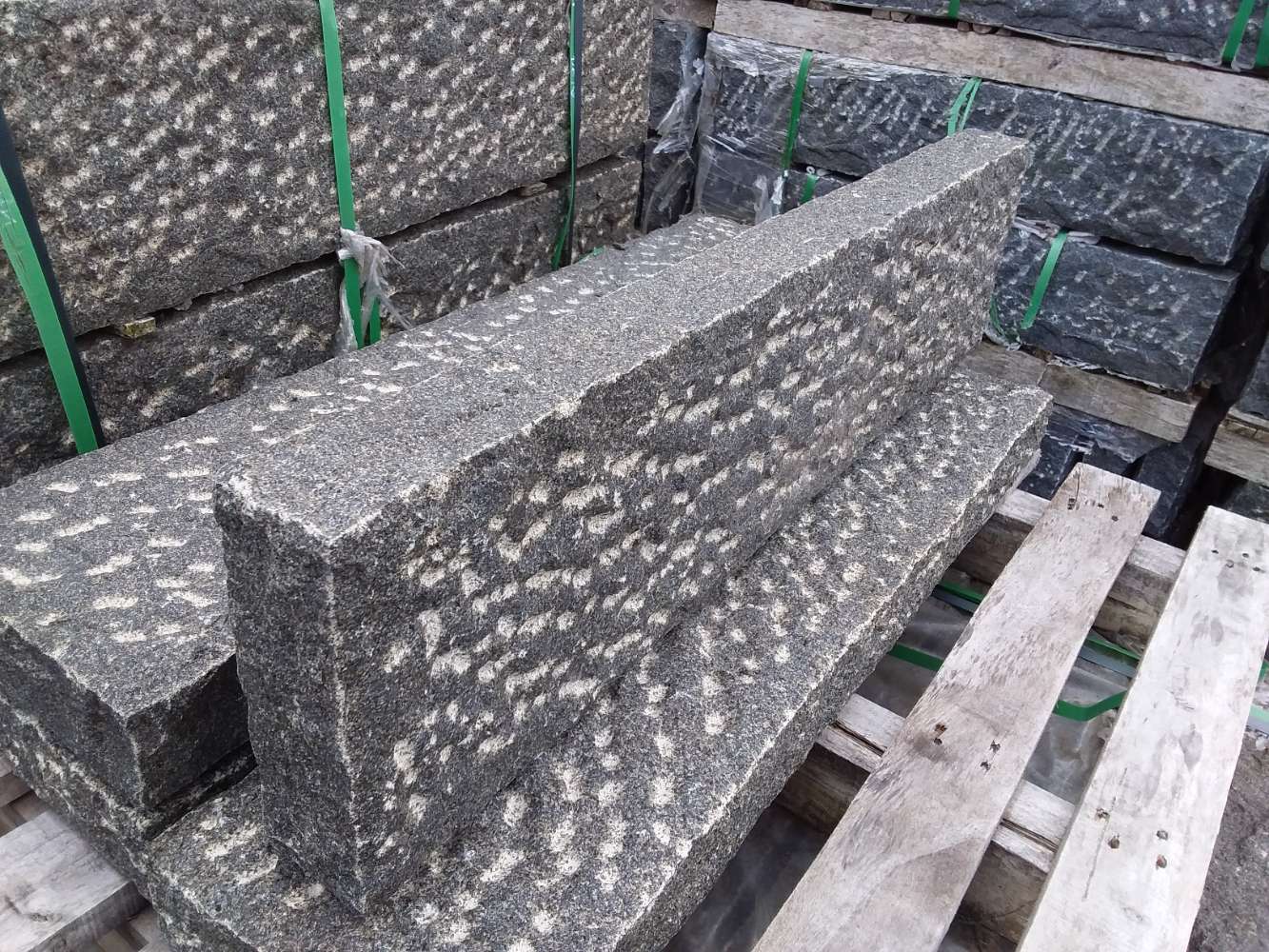 Randsteine Granit 10x25x100 Naturstein G654 Palisaden Seltra