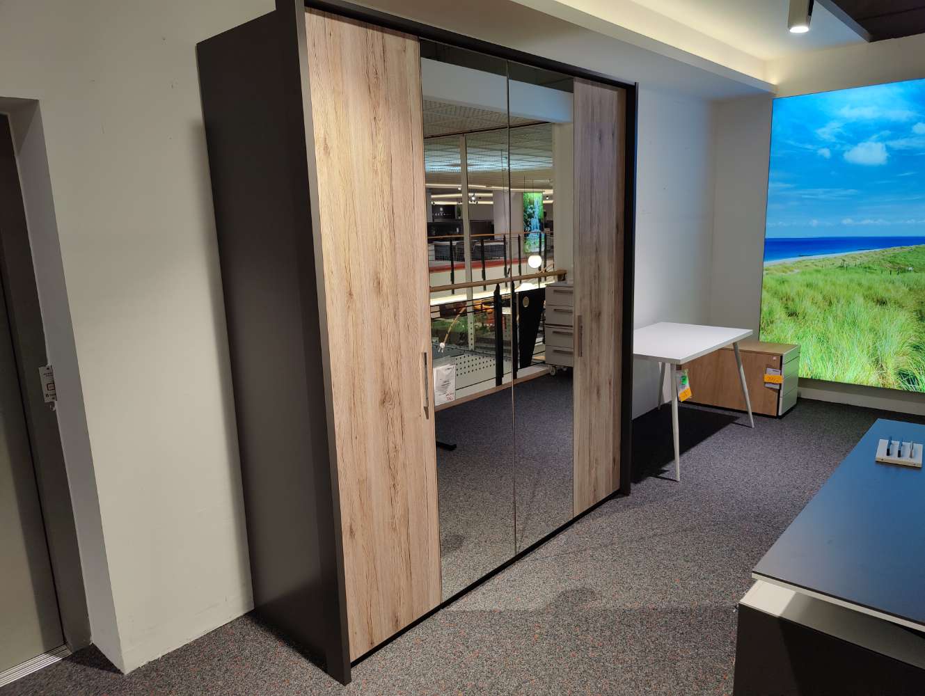 4-trg. Kleiderschrank – Drehtürenschrank – B 206 cm