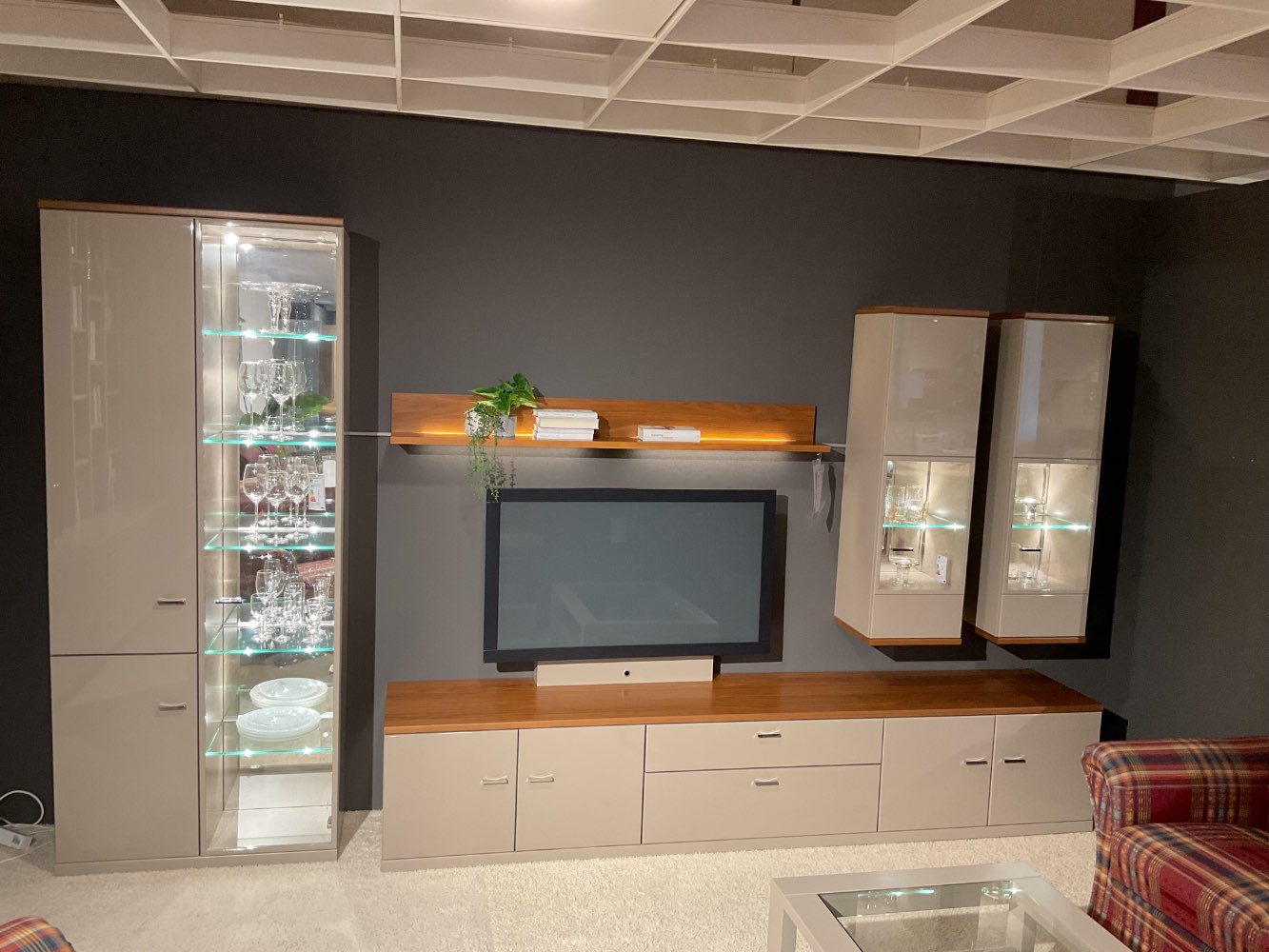 Wohnwand Vancouver RMW Lack cashmere, Nussbaun nova