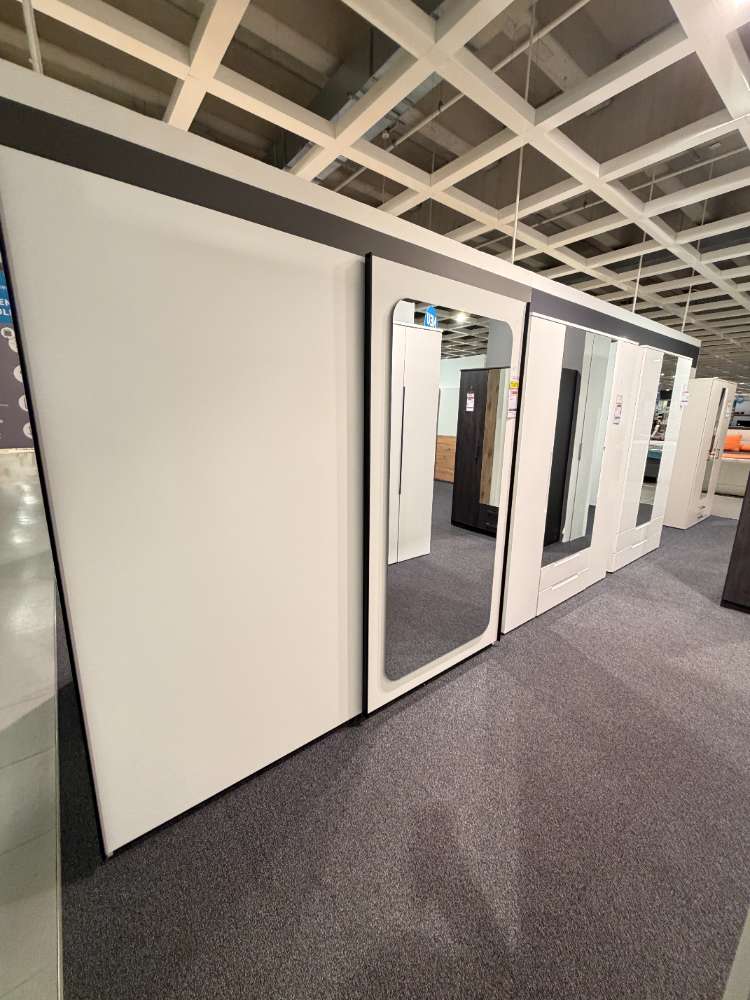 Schwebetürenschrank