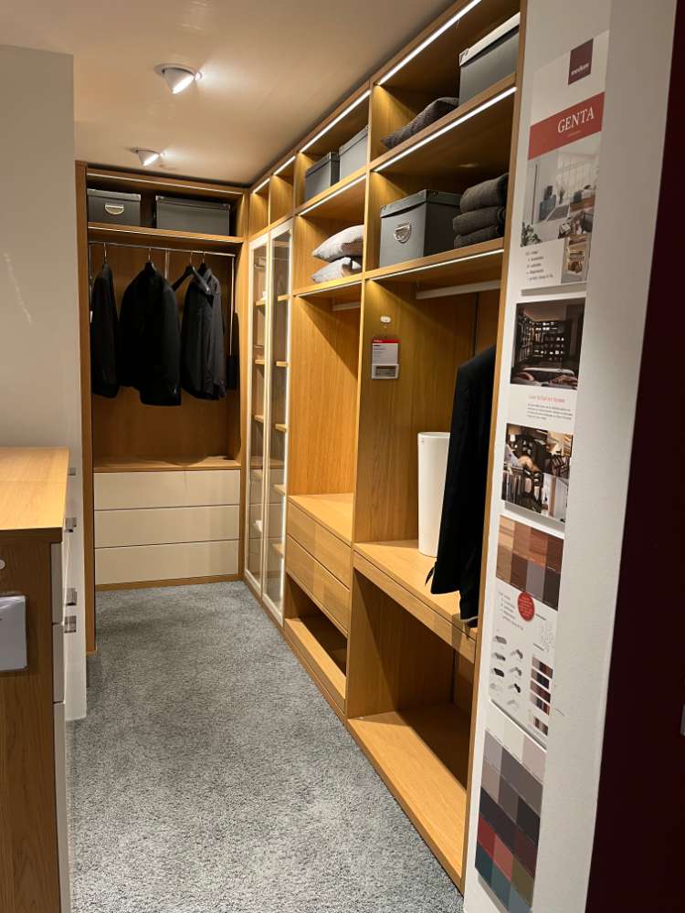 Begehbarer Eckkleiderschrank