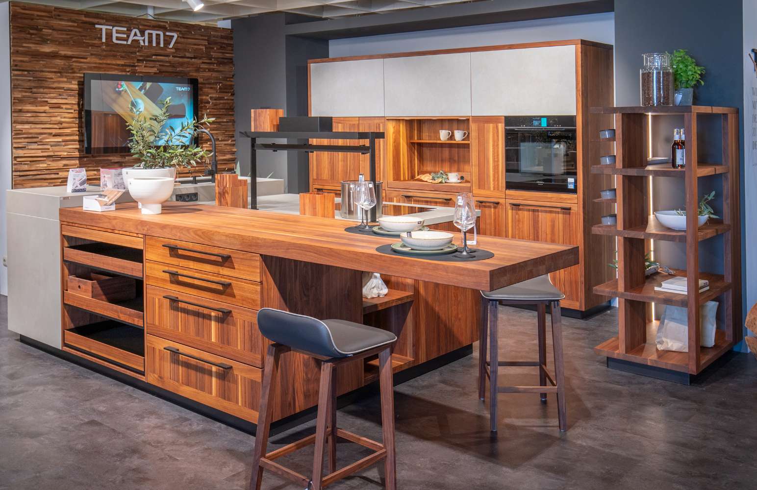 TEAM 7 Massivholzküche Edel Nussbaum