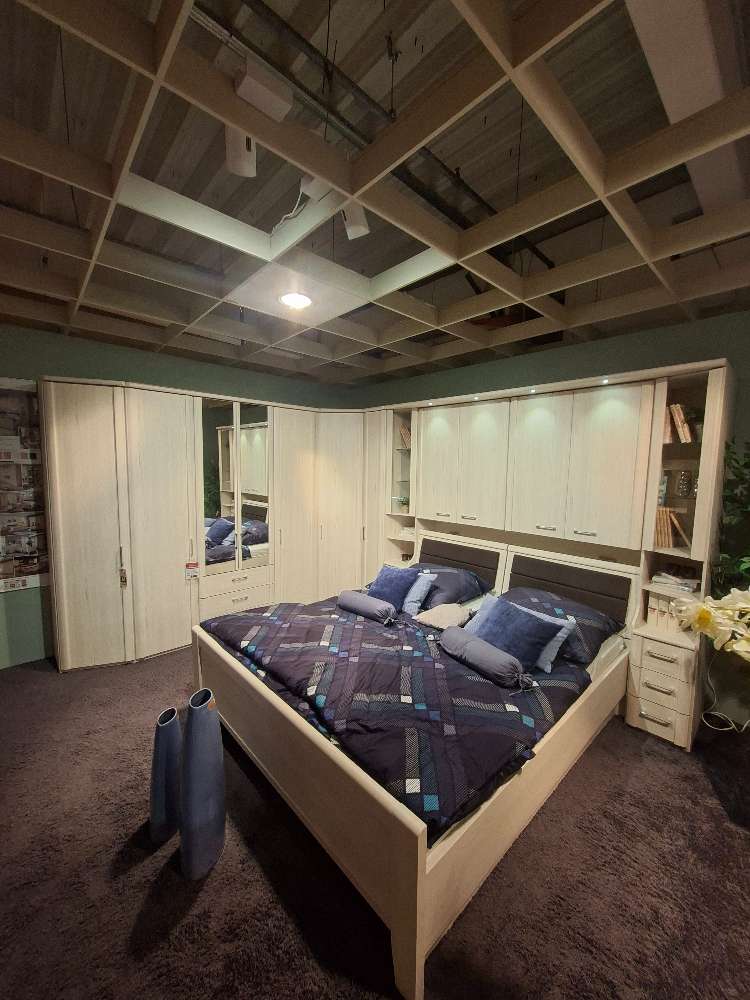 Überbauschlafzimmer inkl. Herrenkommode