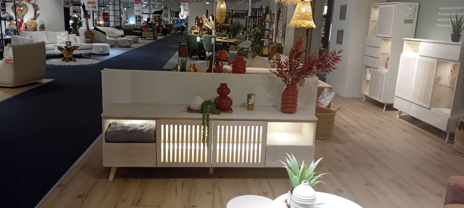 Lowboard mit Beleuchtung