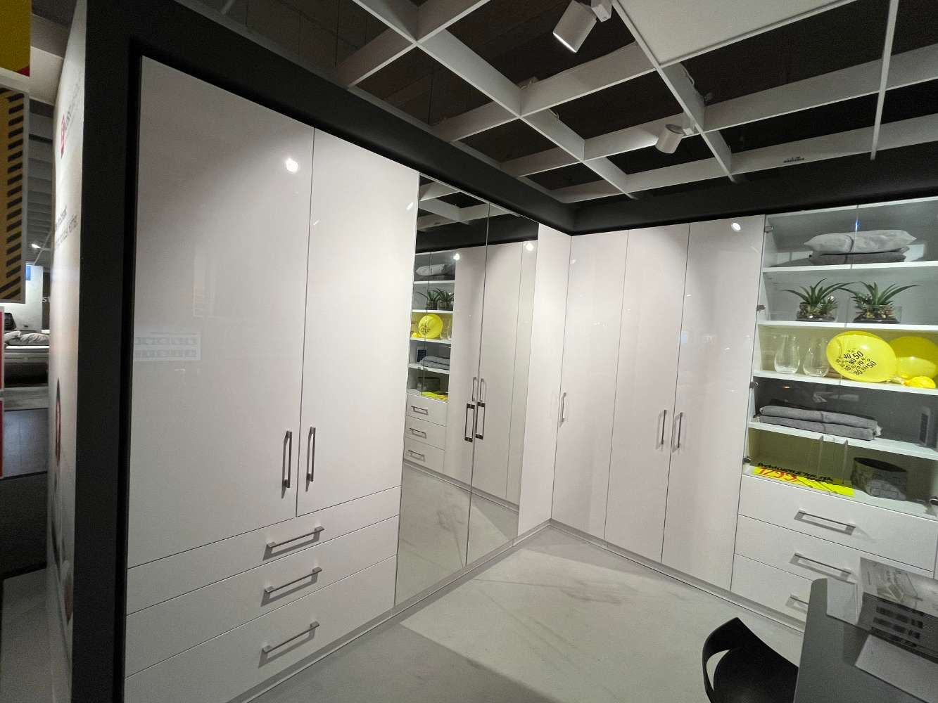 Drehtüren-Eckschrank