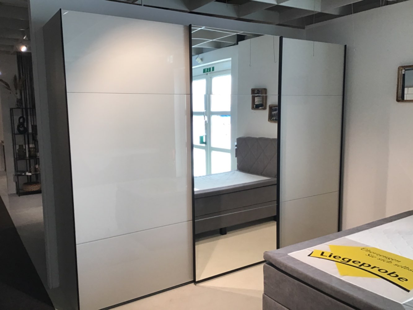 Schwebetürenschrank Farbe Champagner,Maß 301x223x68cm