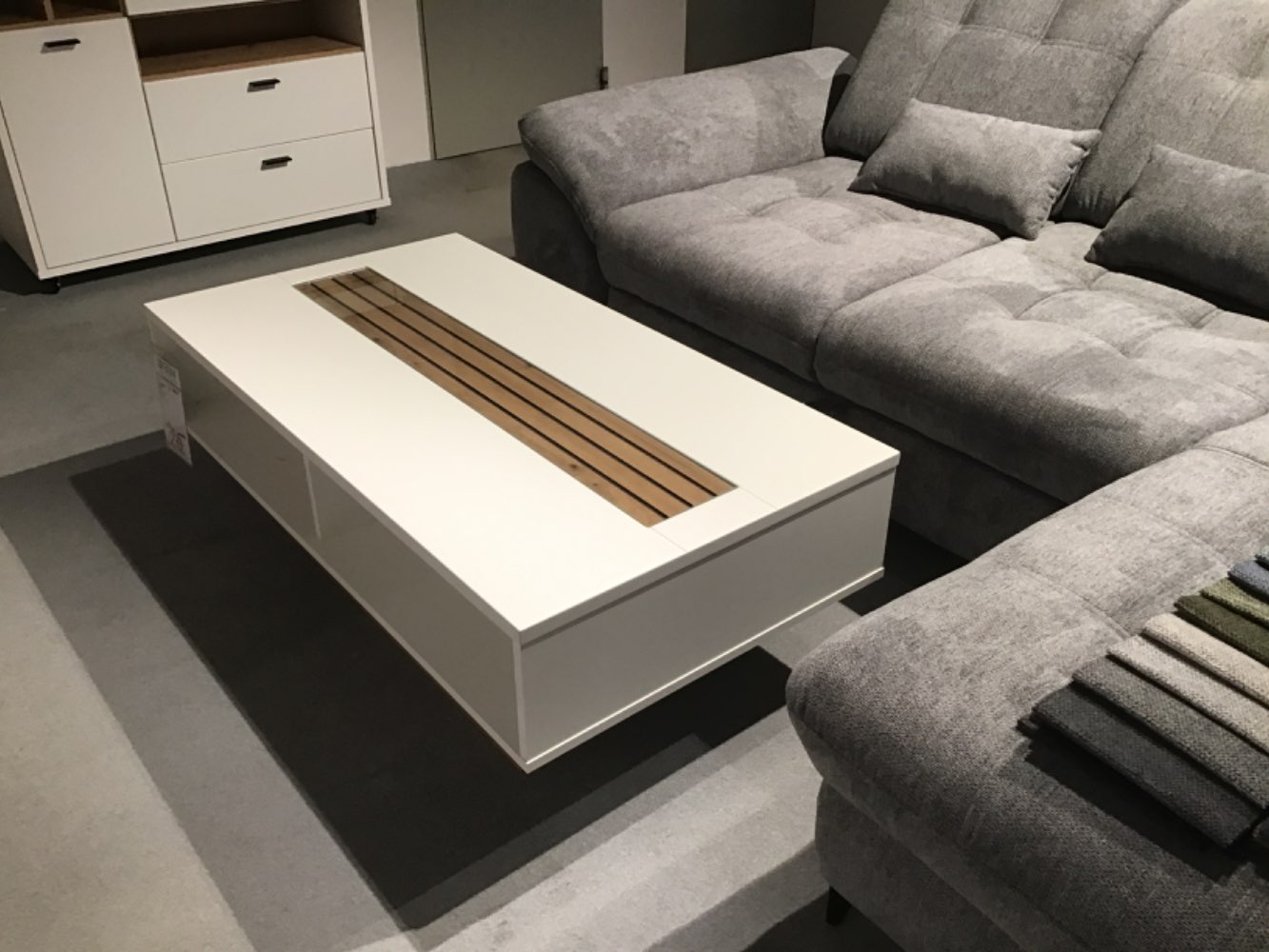 Moderner Couchtisch mit Ablagefächer,Farbe weiß,Maß 120x43x65cm