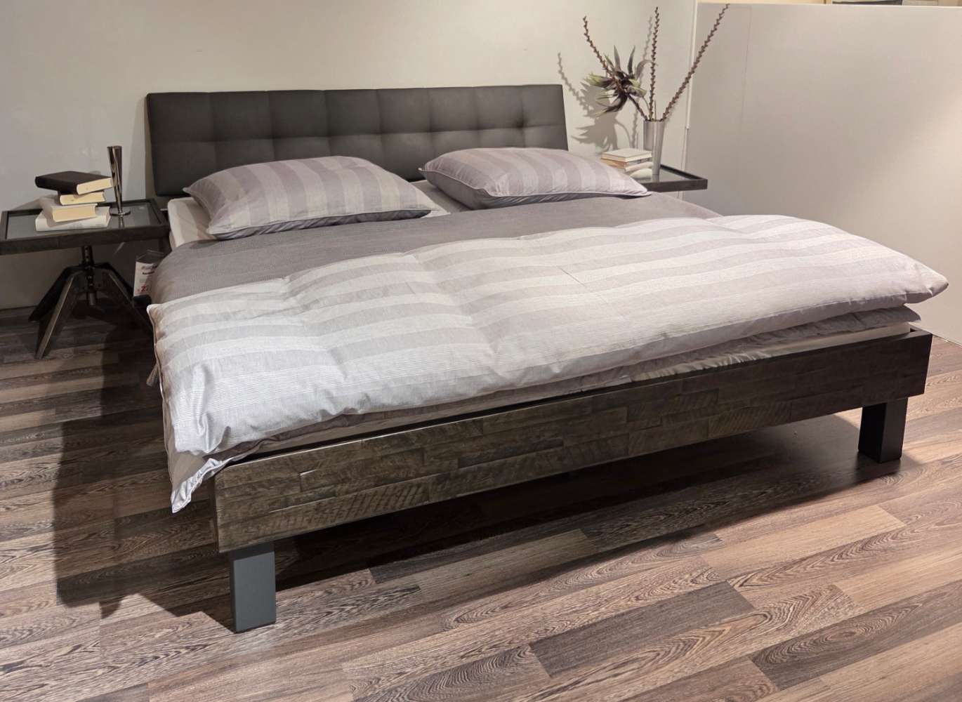 Bettgestell mit Polsterkopfteil